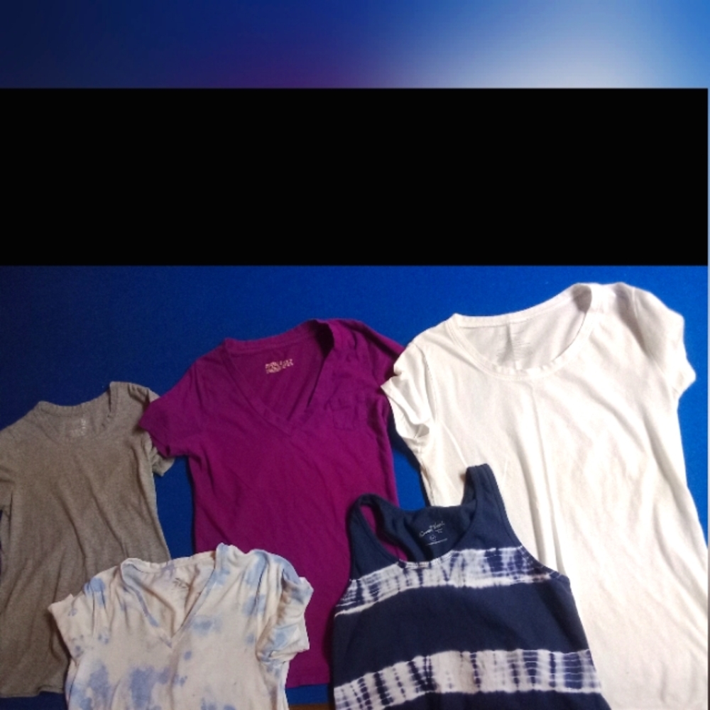 5 women's tees ... Small and medium and one xs